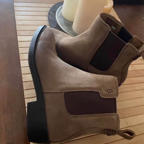like new Uggs Ladies Ankle boots - Picture 2 of 5